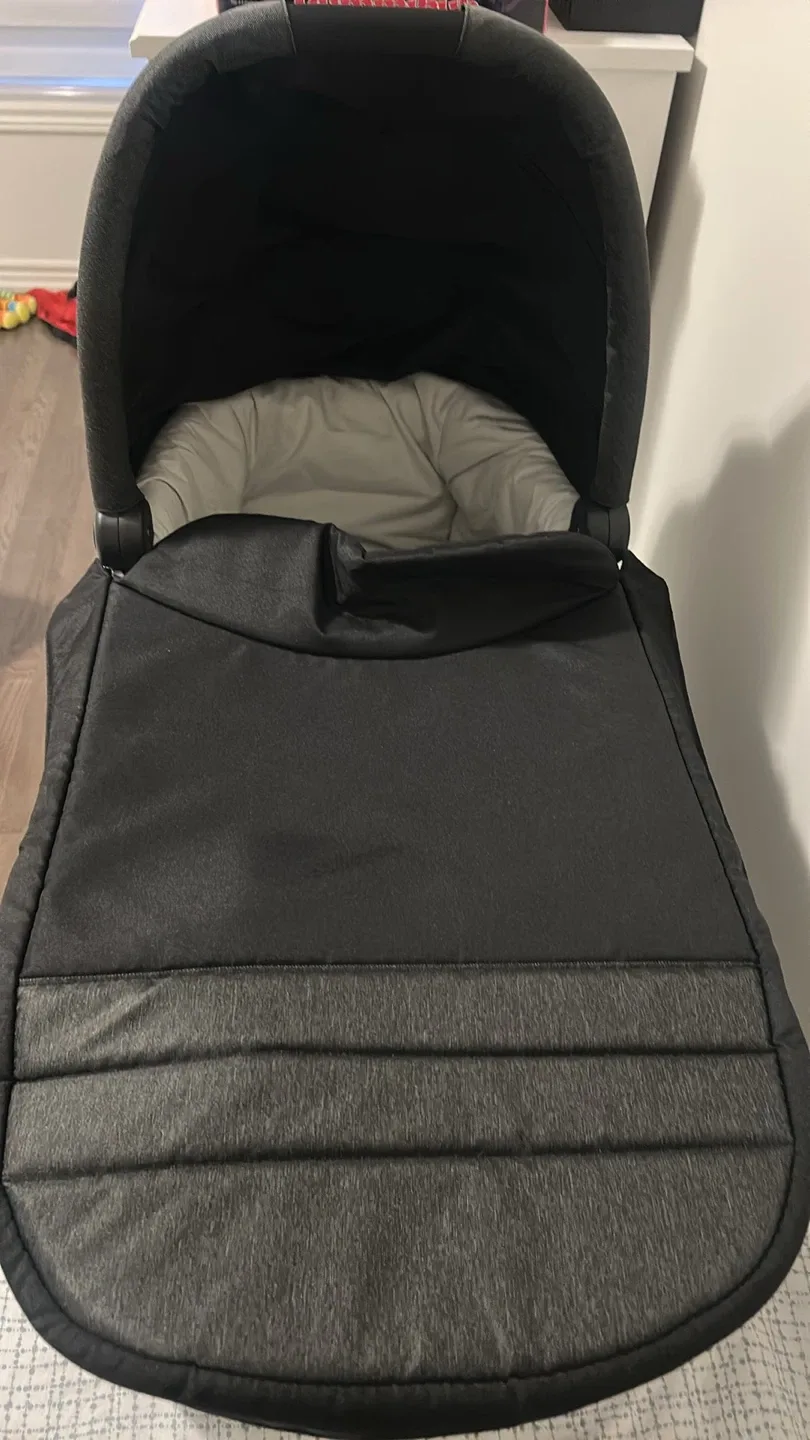 Graco Bassinet - excellent condition! image indicator(3)