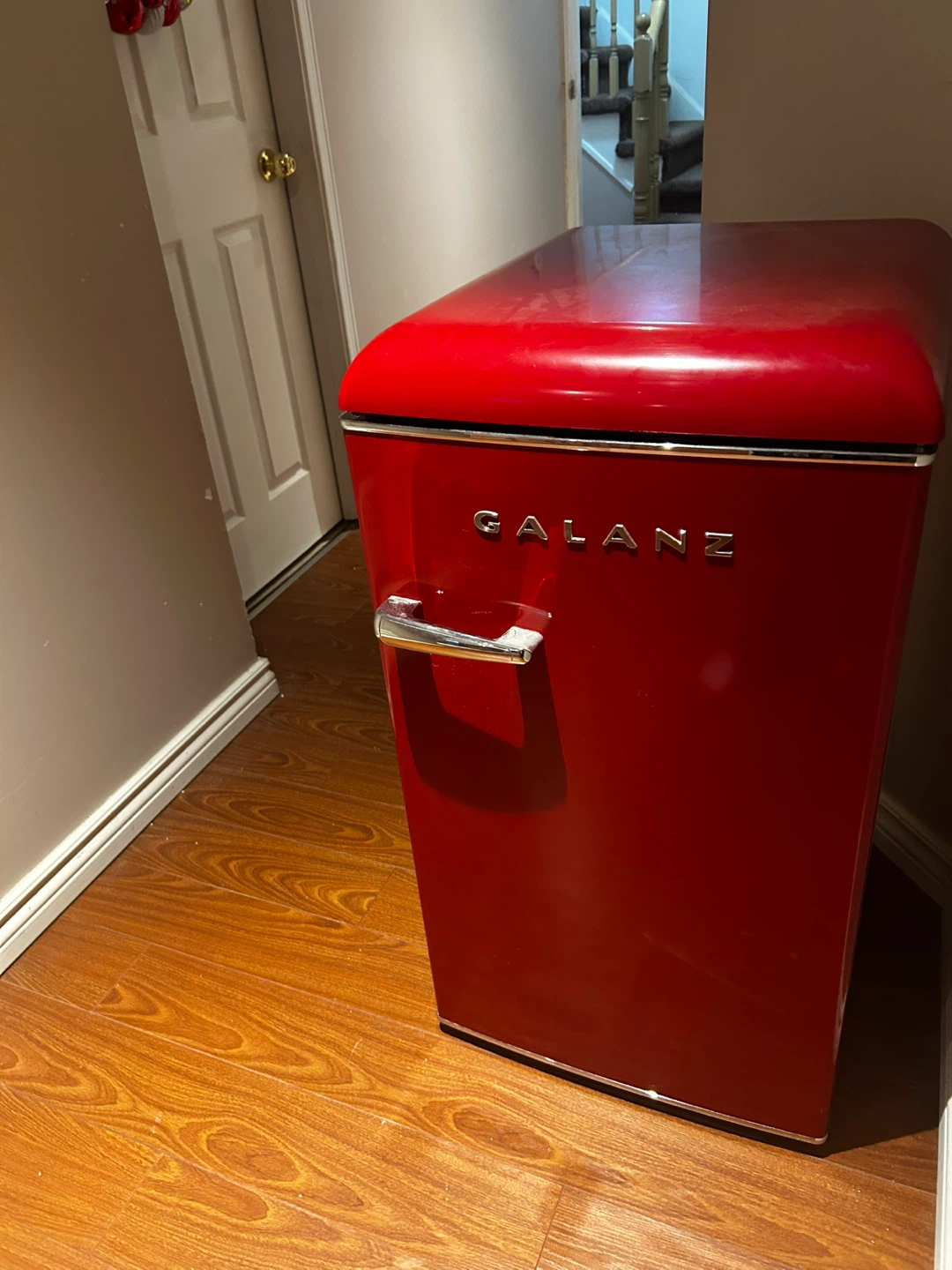 Galanz Retro Red Mini Fridge - photo 2
