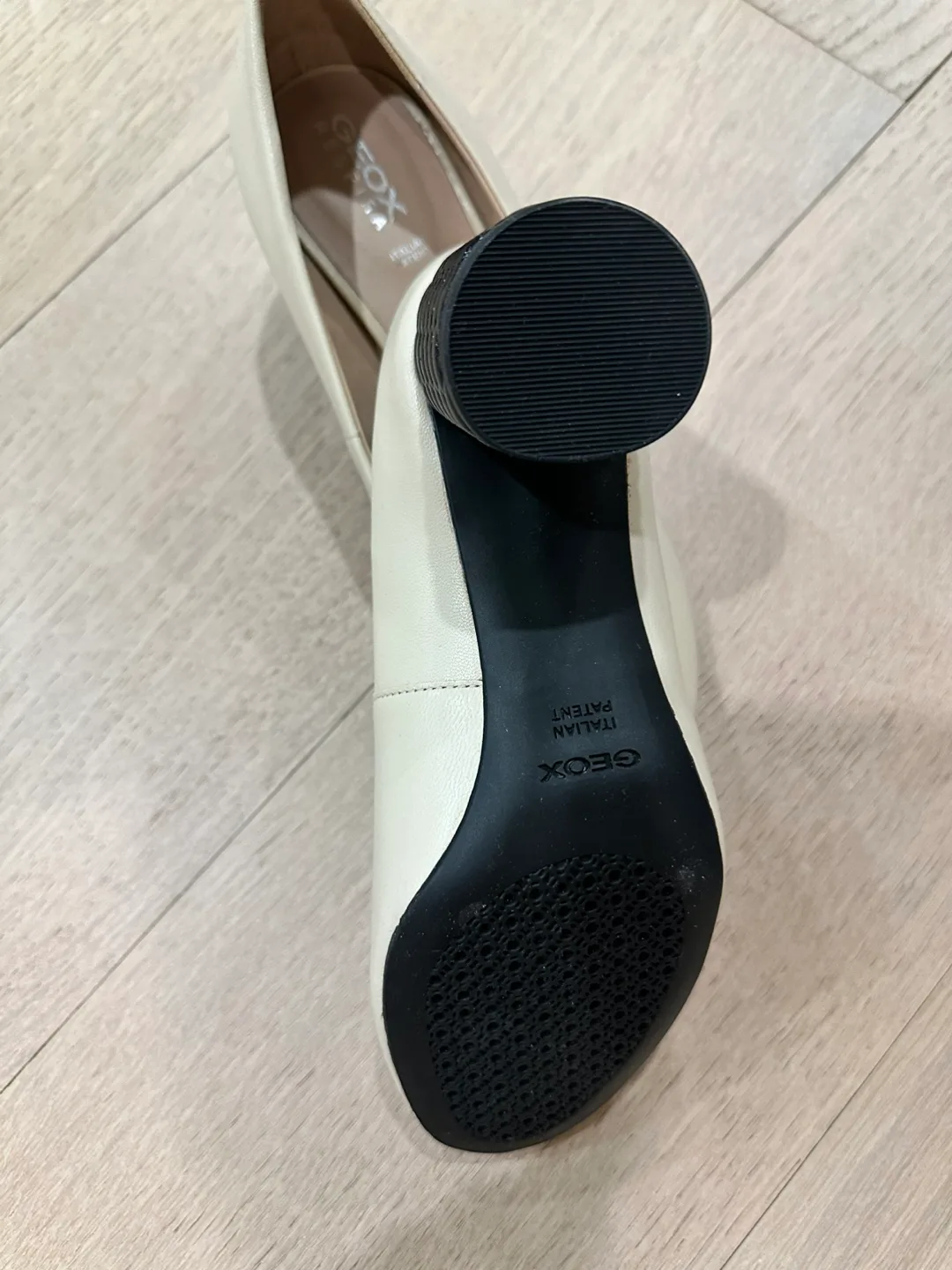 Geox Cream Leather Heels - Size 35 image indicator(3)