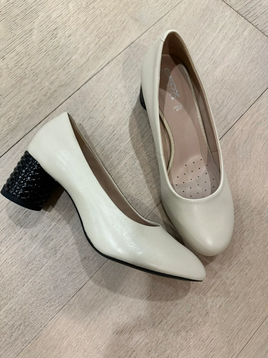 Geox Cream Leather Heels - Size 35 image indicator(2)