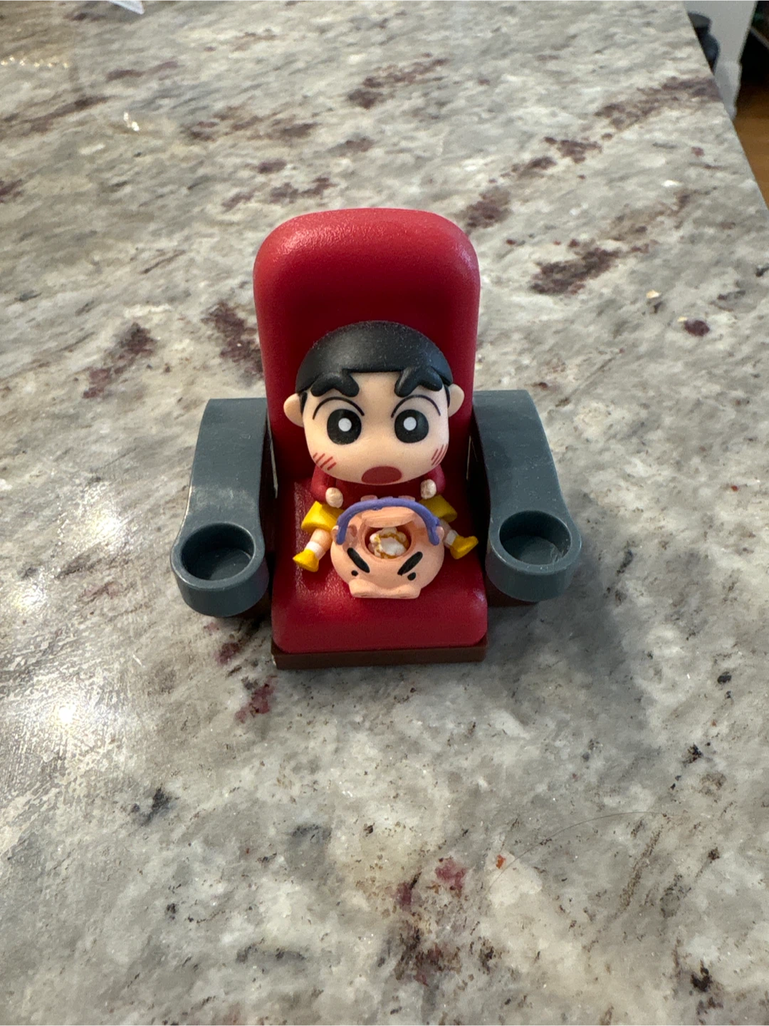 Brand-new: Shin-chan Figurine in Red Theathre Chair