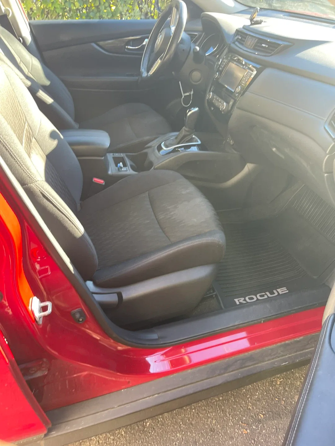 Nissan Rogue SL - Red SUV 2017 it has only 99,200 Km image indicator(5)