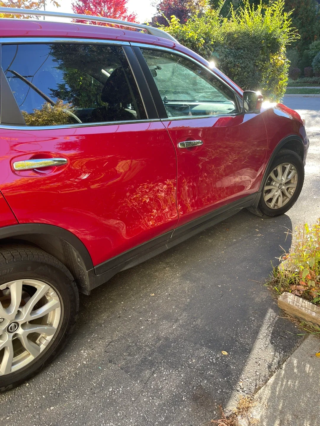 Nissan Rogue SL - Red SUV 2017 it has only 99,200 Km image indicator(2)