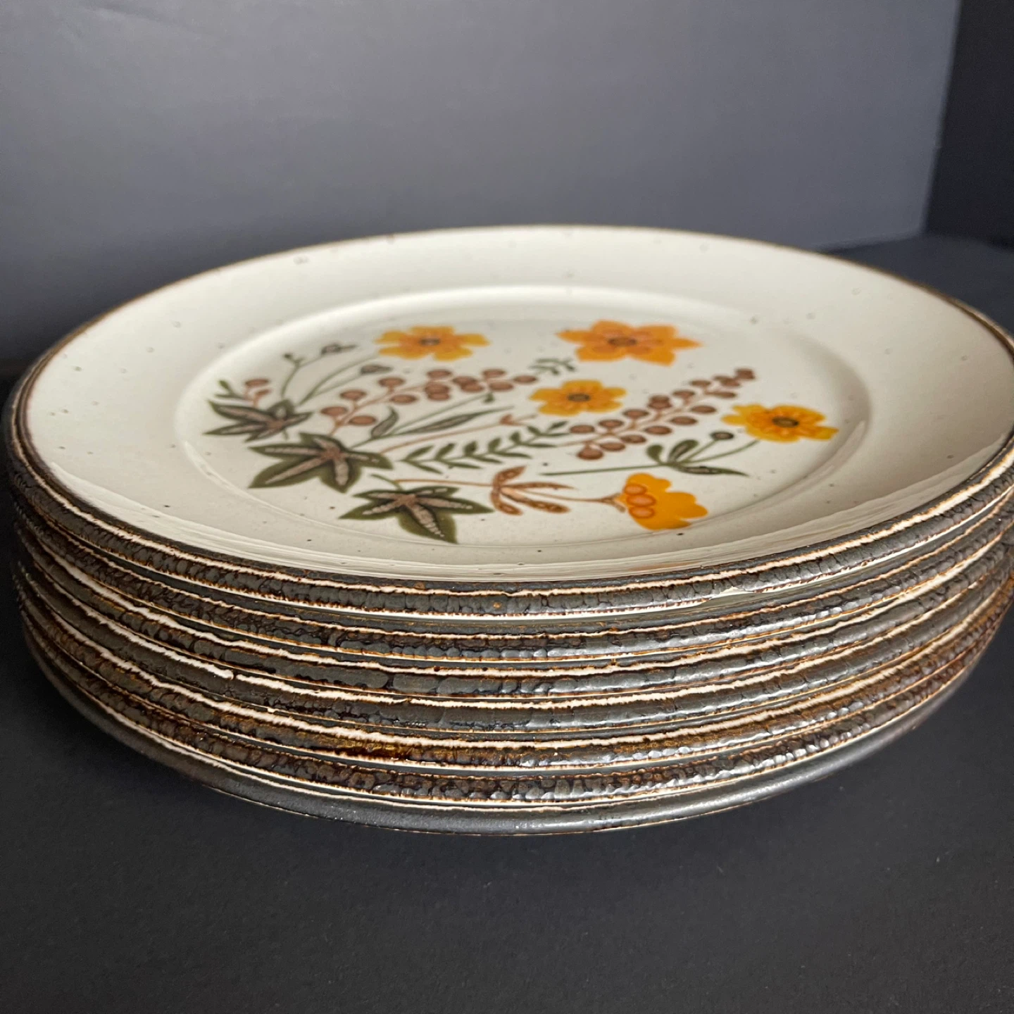 (7) Very unique , made in the UK,  dinner plates - photo 2