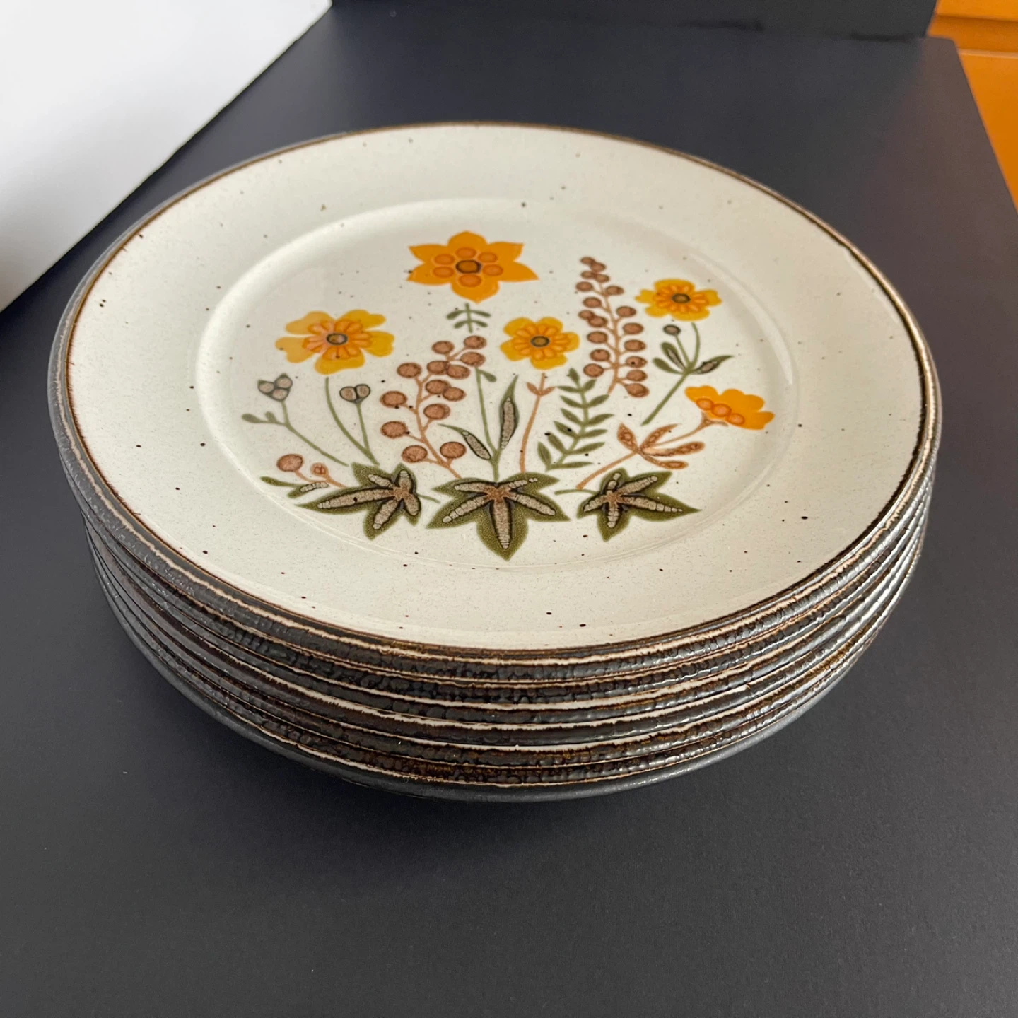 (7) Very unique , made in the UK,  dinner plates - photo 3