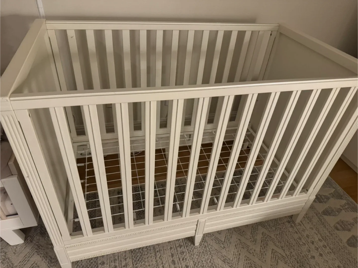 White Baby Crib image indicator(4)