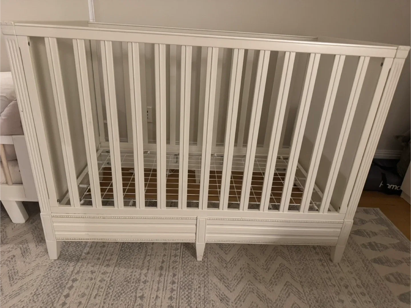 White Baby Crib image indicator(3)