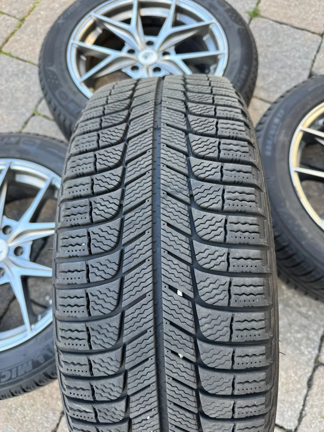 Michelin X-Ice 225/55R17 Winter Tire on DAI Rim image indicator(8)