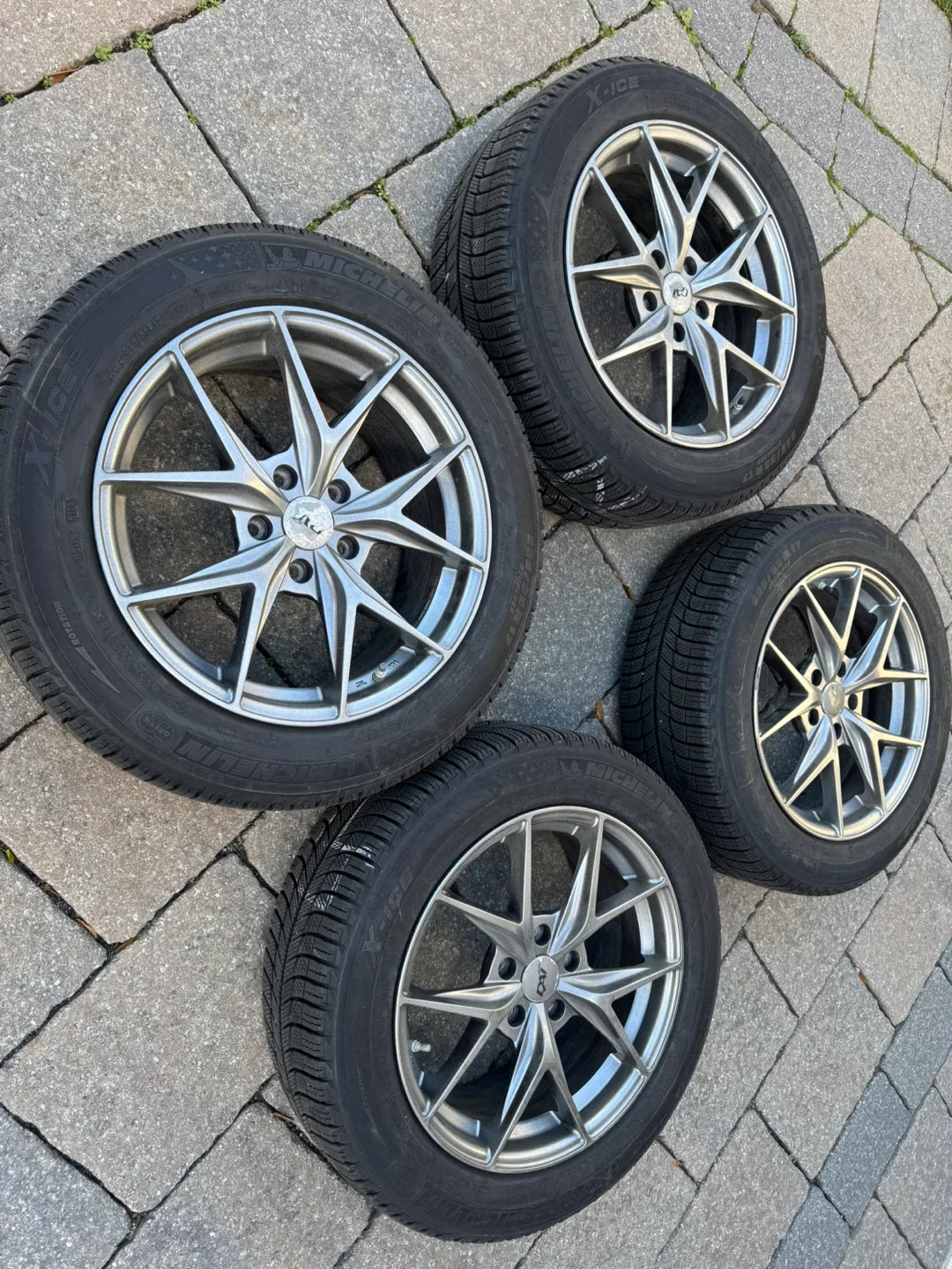 Michelin X-Ice 225/55R17 Winter Tire on DAI Rim image indicator(10)