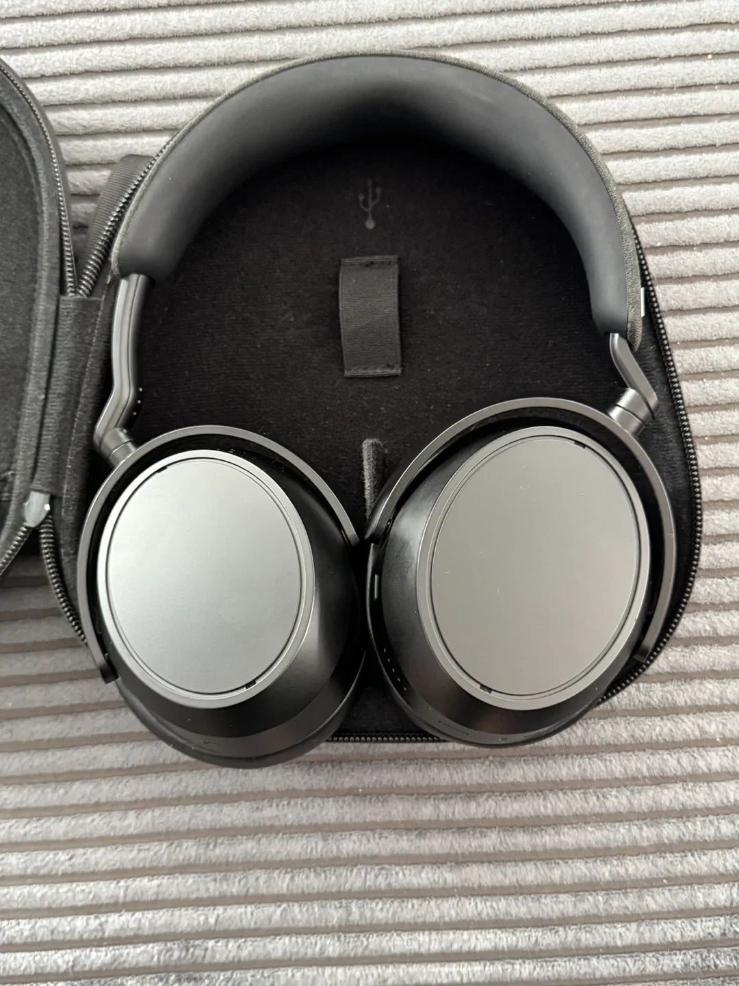 Sennheiser Momentum 4 Wireless Headphones thumbnail