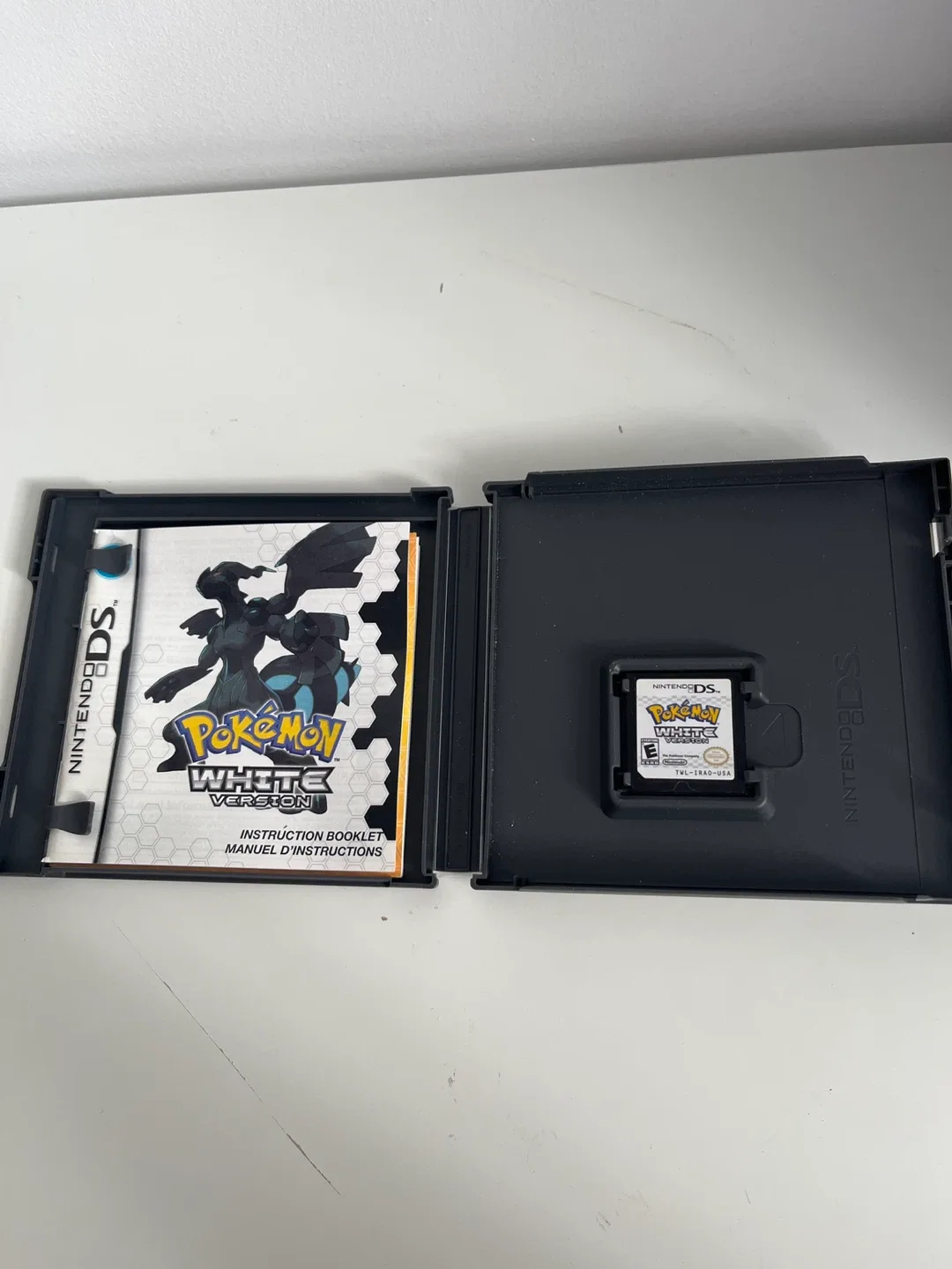 Complete in box Pokemon White Version for 🥕 Nintendo DS image indicator(3)
