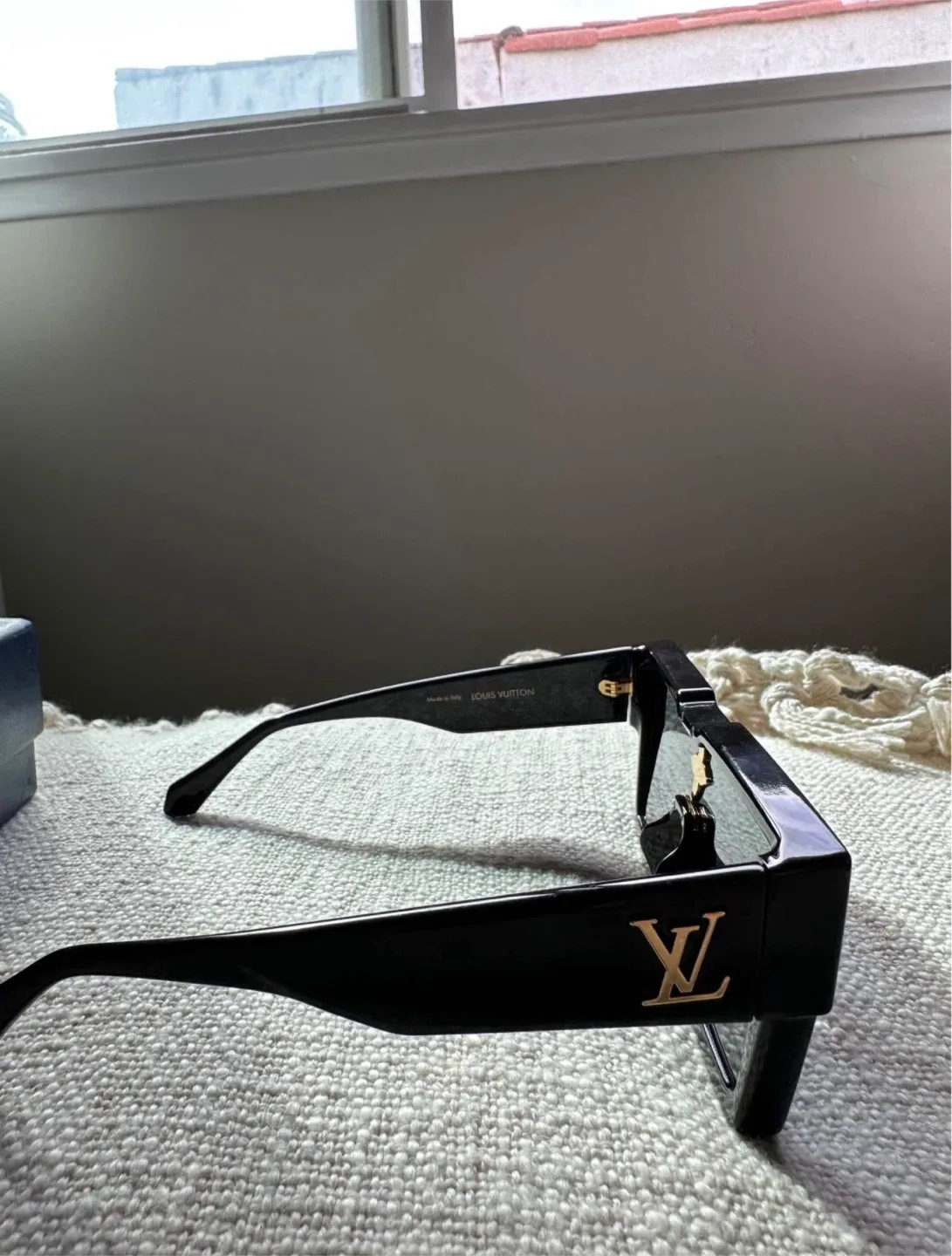 Louis Vuitton sunglasses image indicator(3)