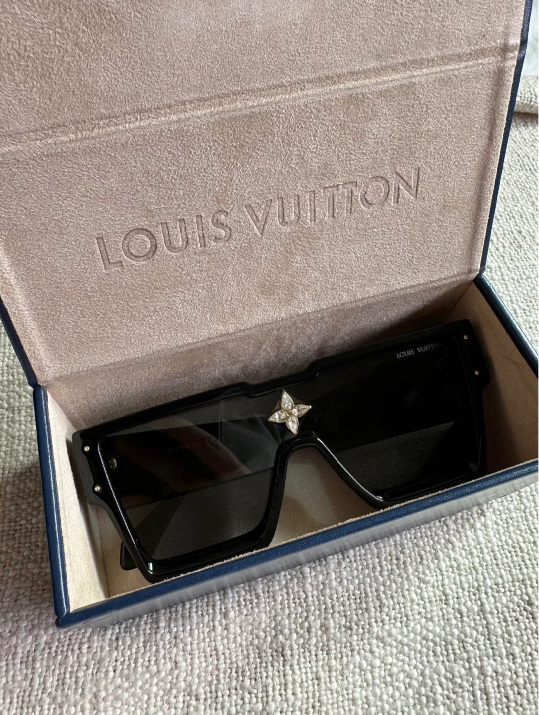 Louis Vuitton sunglasses image indicator(2)