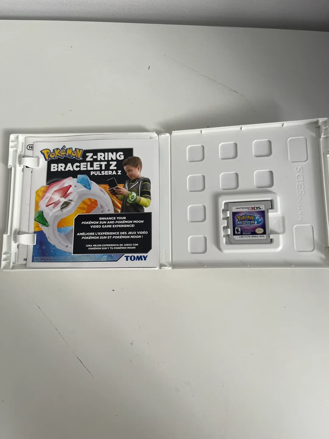 Pokémon Moon 3DS Game complete in box image indicator(3)
