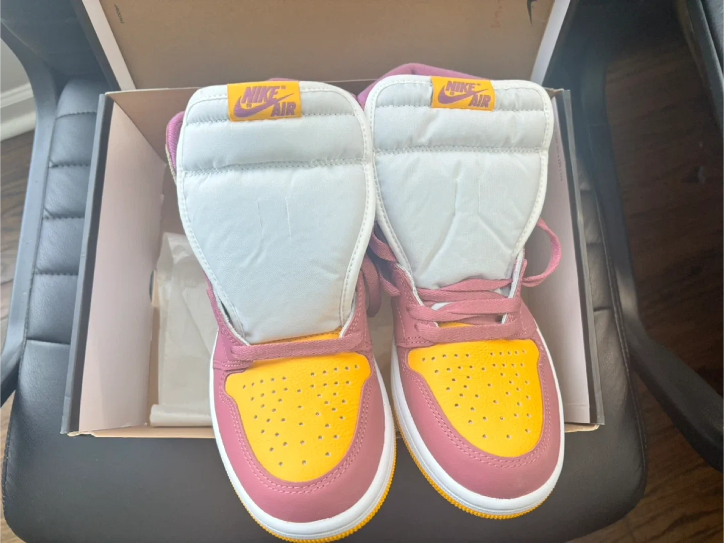 Nike Air Jordan 1 Retro High OG Bordeaux Goldlight - Size 7.5 image indicator(4)