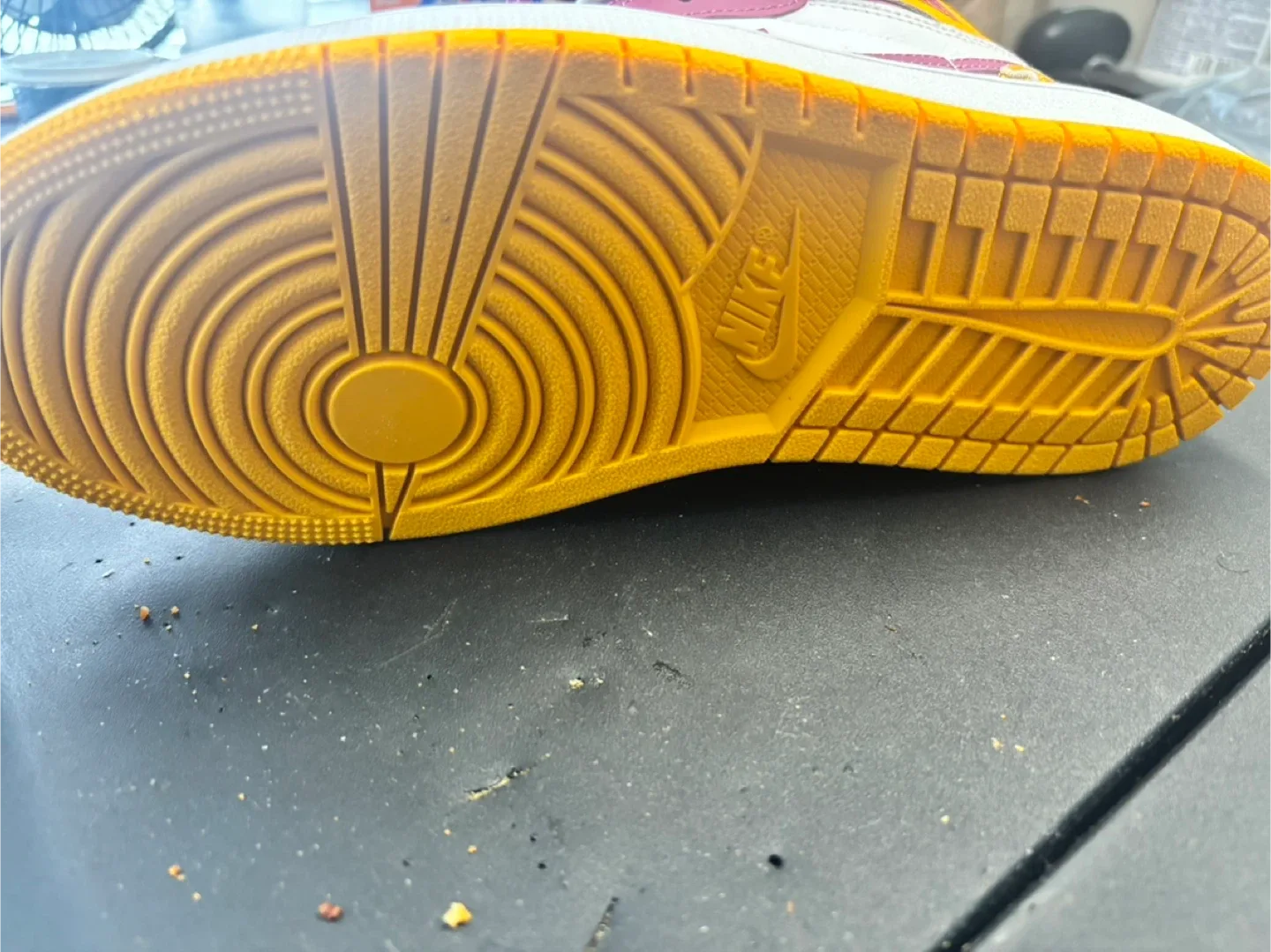 Nike Air Jordan 1 Retro High OG Bordeaux Goldlight - Size 7.5 image indicator(7)