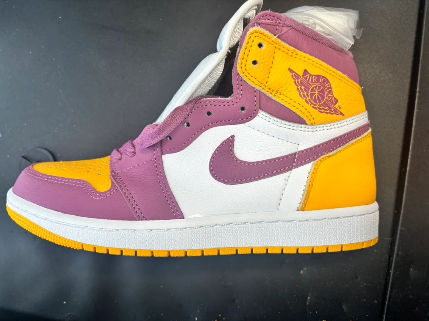 Nike Air Jordan 1 Retro High OG Bordeaux Goldlight - Size 7.5 image indicator(9)