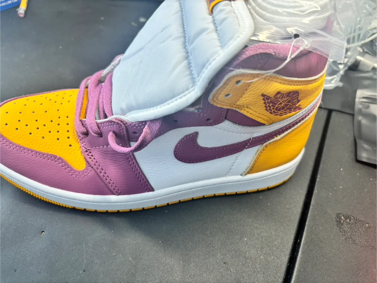 Nike Air Jordan 1 Retro High OG Bordeaux Goldlight - Size 7.5 image indicator(8)