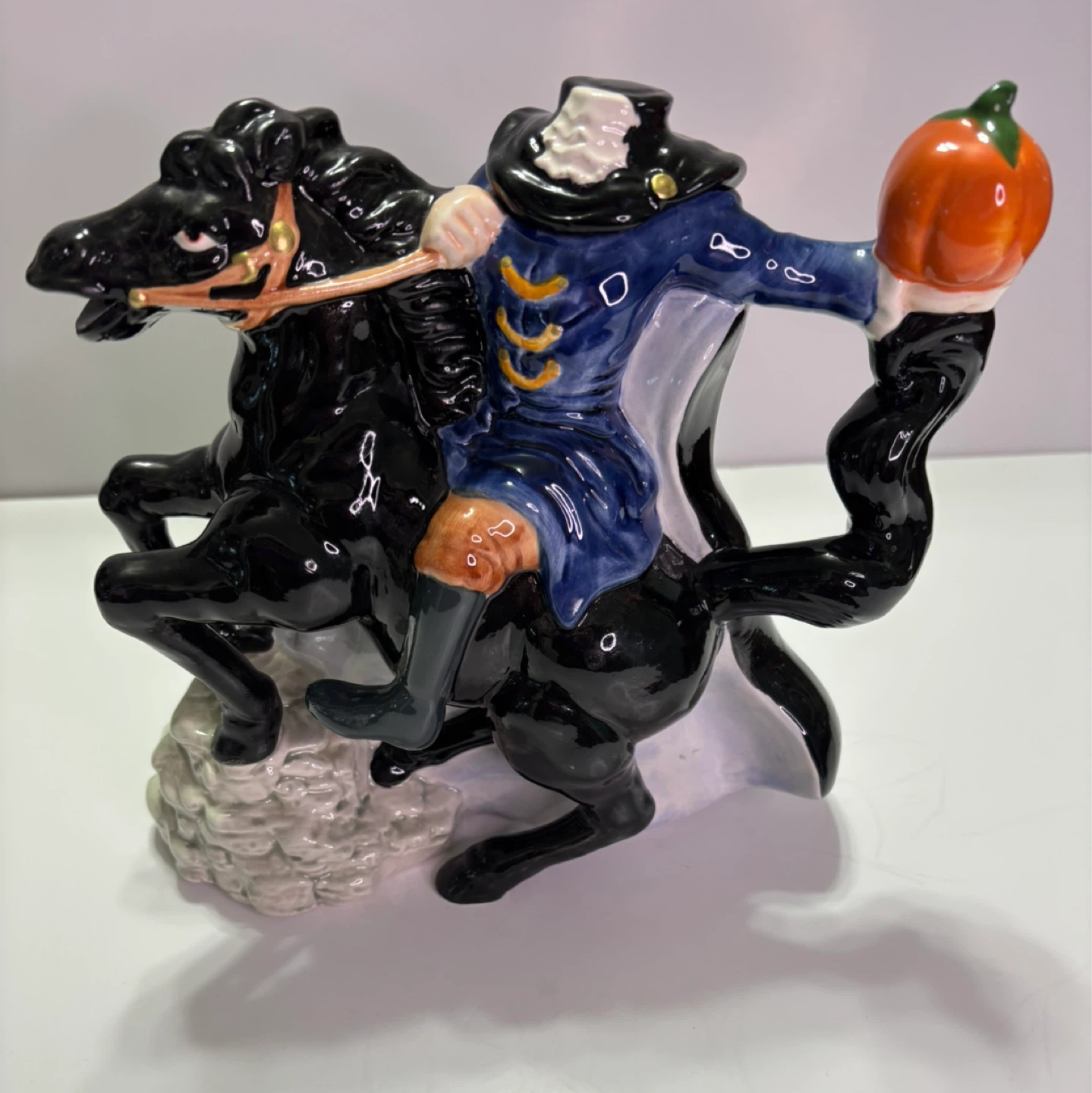 Papel Freelance Headless Horseman Teapot