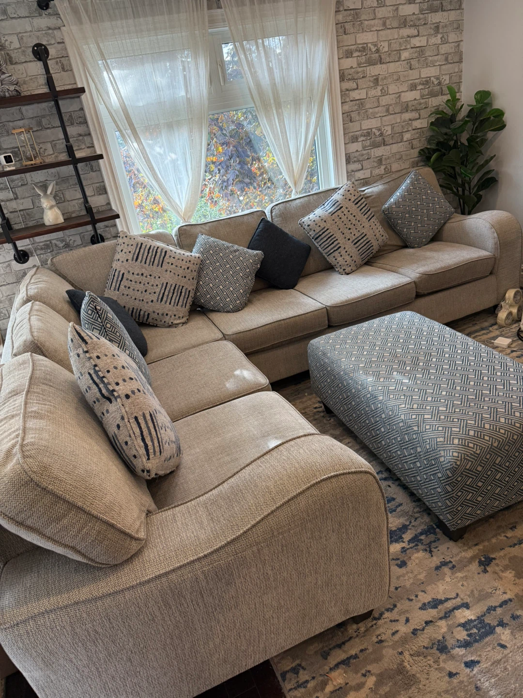 🛋️ Modern Gray Sectional Sofa with Matching Ottoman - photo 2