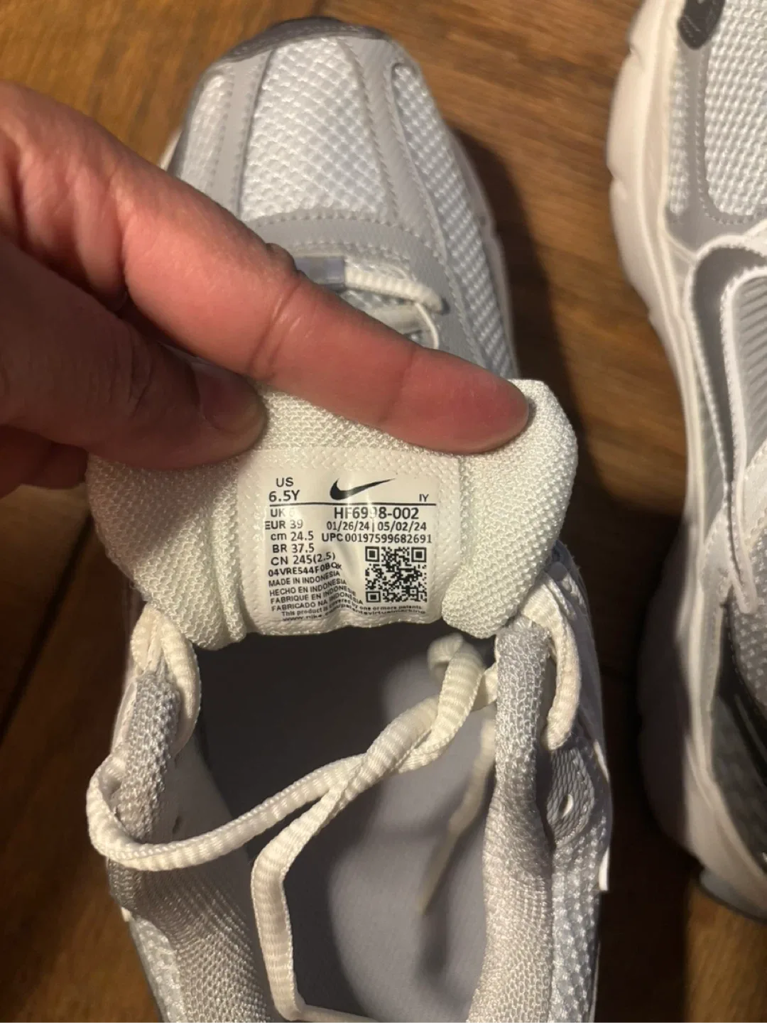 Nike Vomero 5 (GS) Size 6.5Y image indicator(8)