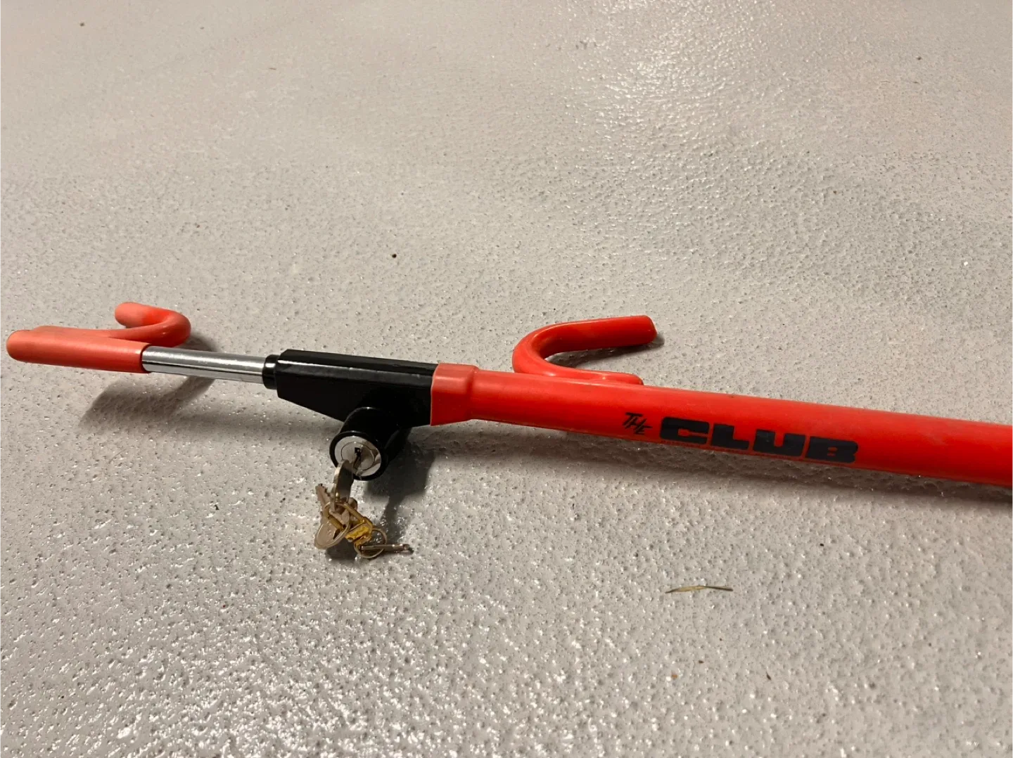 The Club Steering Wheel Lock - Red image indicator(2)