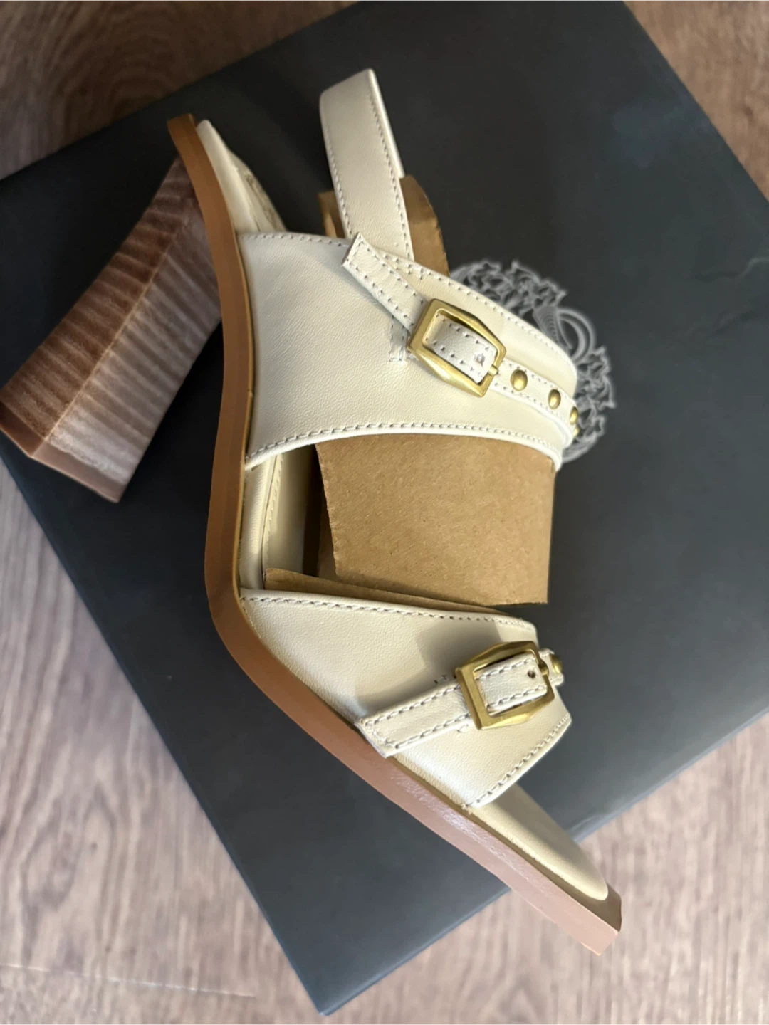 Vince Camuto White Leather Sandals 🥕- Size 7.5 - photo 3