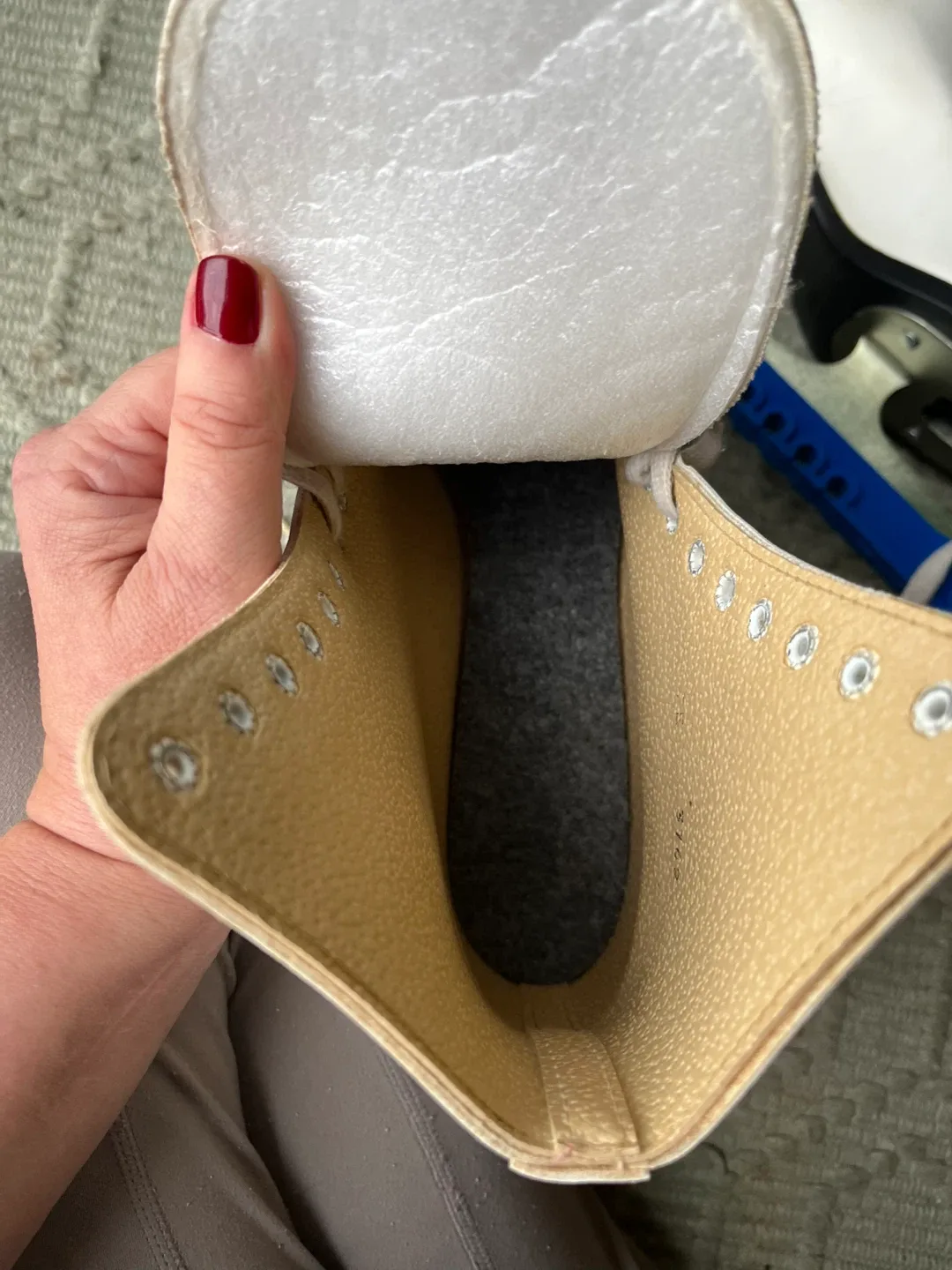 CCM White Figure Skates (size 9) image indicator(3)