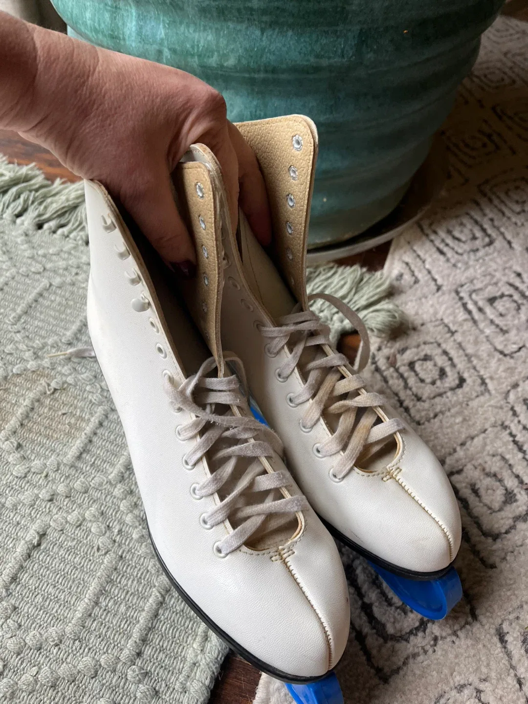 CCM White Figure Skates (size 9) image indicator(2)