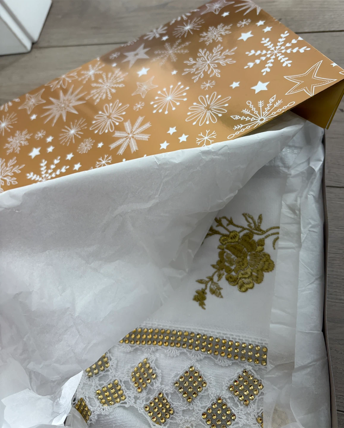 New White & Gold Embroidered Towel in Box! - photo 4