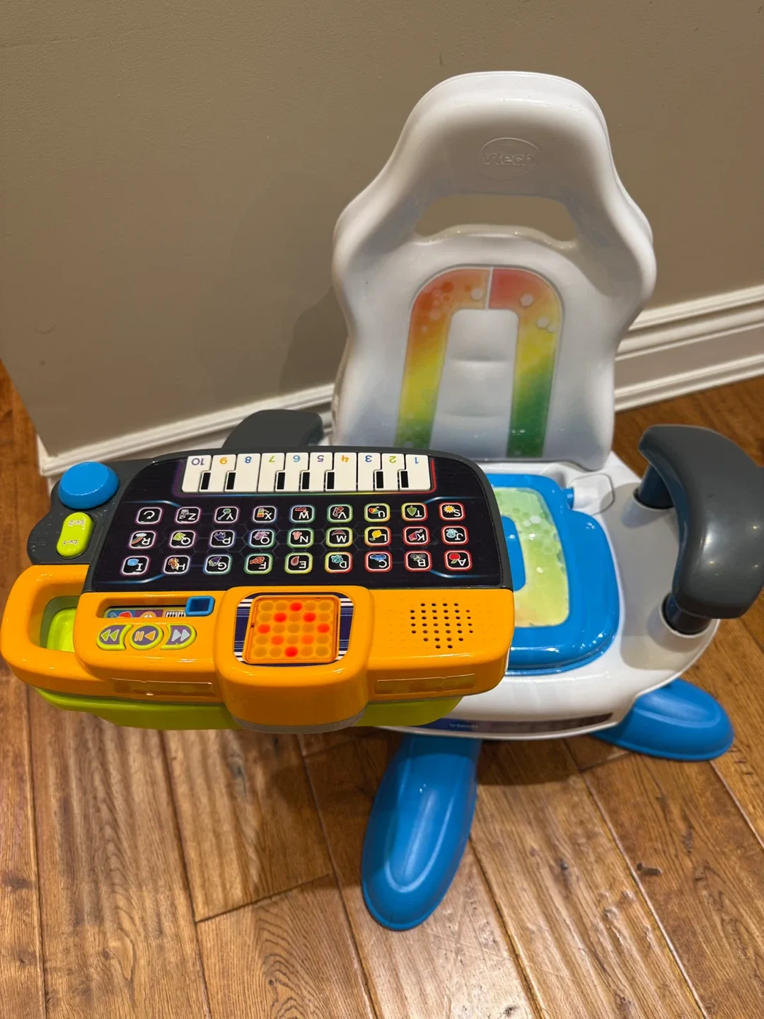 VTech Lil' Critters Keyboard & Sit-to-Stand Music Centre image indicator(3)