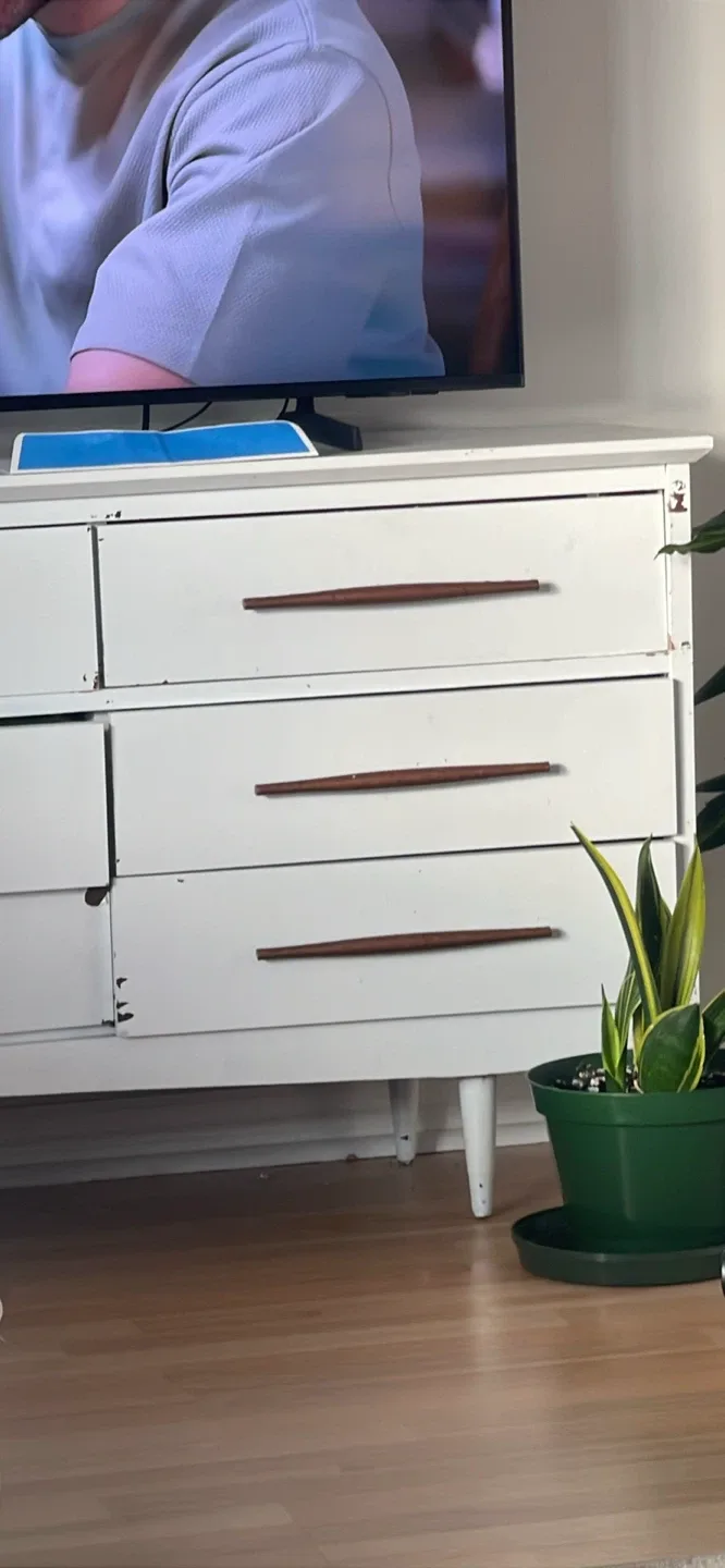 White 9-Drawer Dresser image indicator(3)