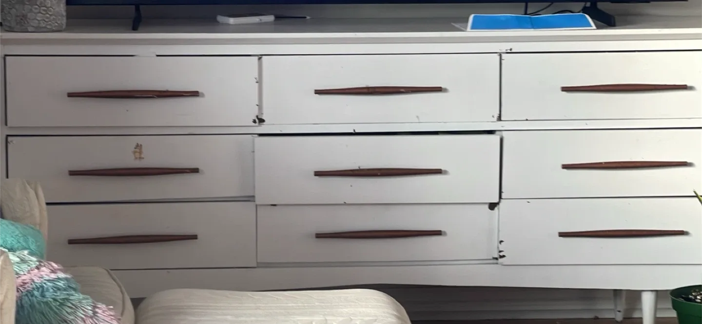 White 9-Drawer Dresser image indicator(4)