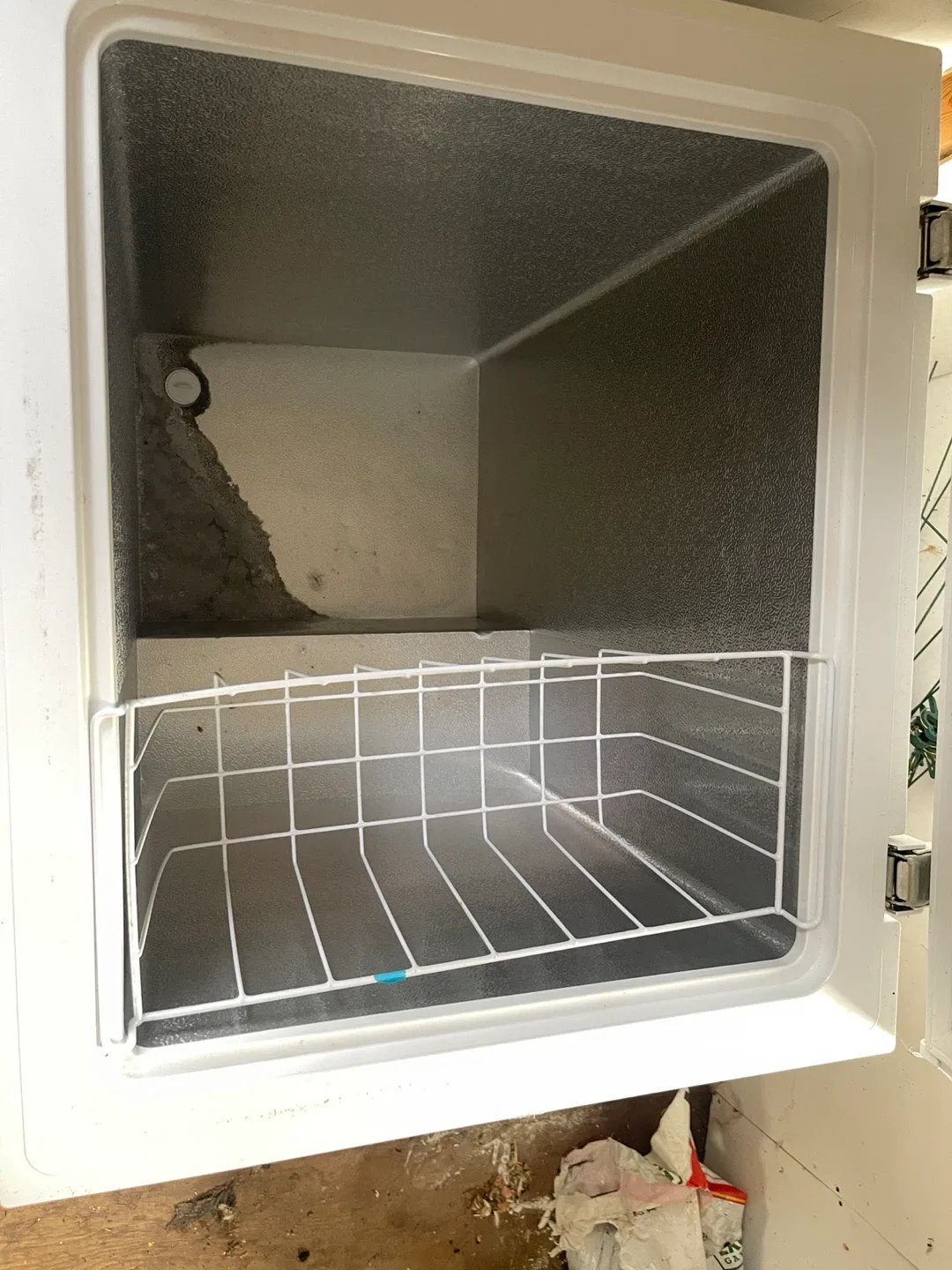 Frigidaire Chest Freezer - White image indicator(6)