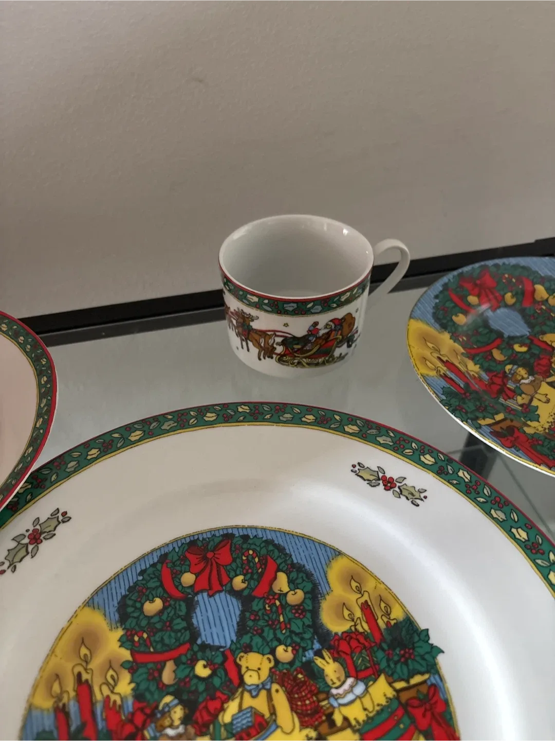 Christmas Memories 20-Piece Porcelain Dinnerware Set image indicator(8)