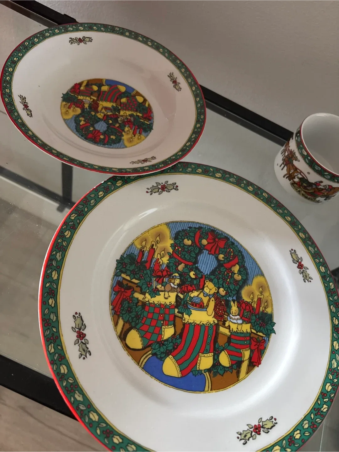 Christmas Memories 20-Piece Porcelain Dinnerware Set image indicator(7)