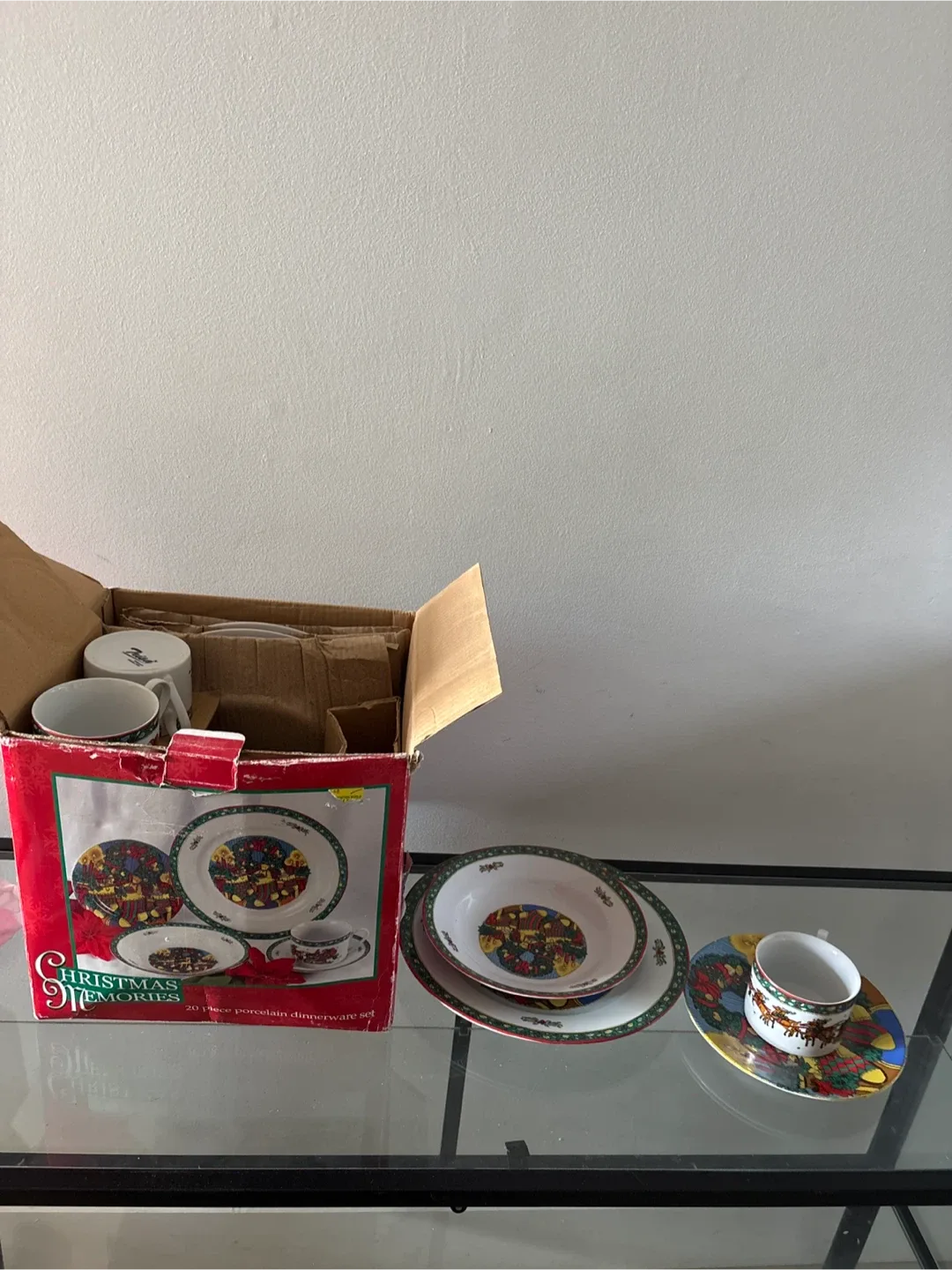 Christmas Memories 20-Piece Porcelain Dinnerware Set image indicator(10)