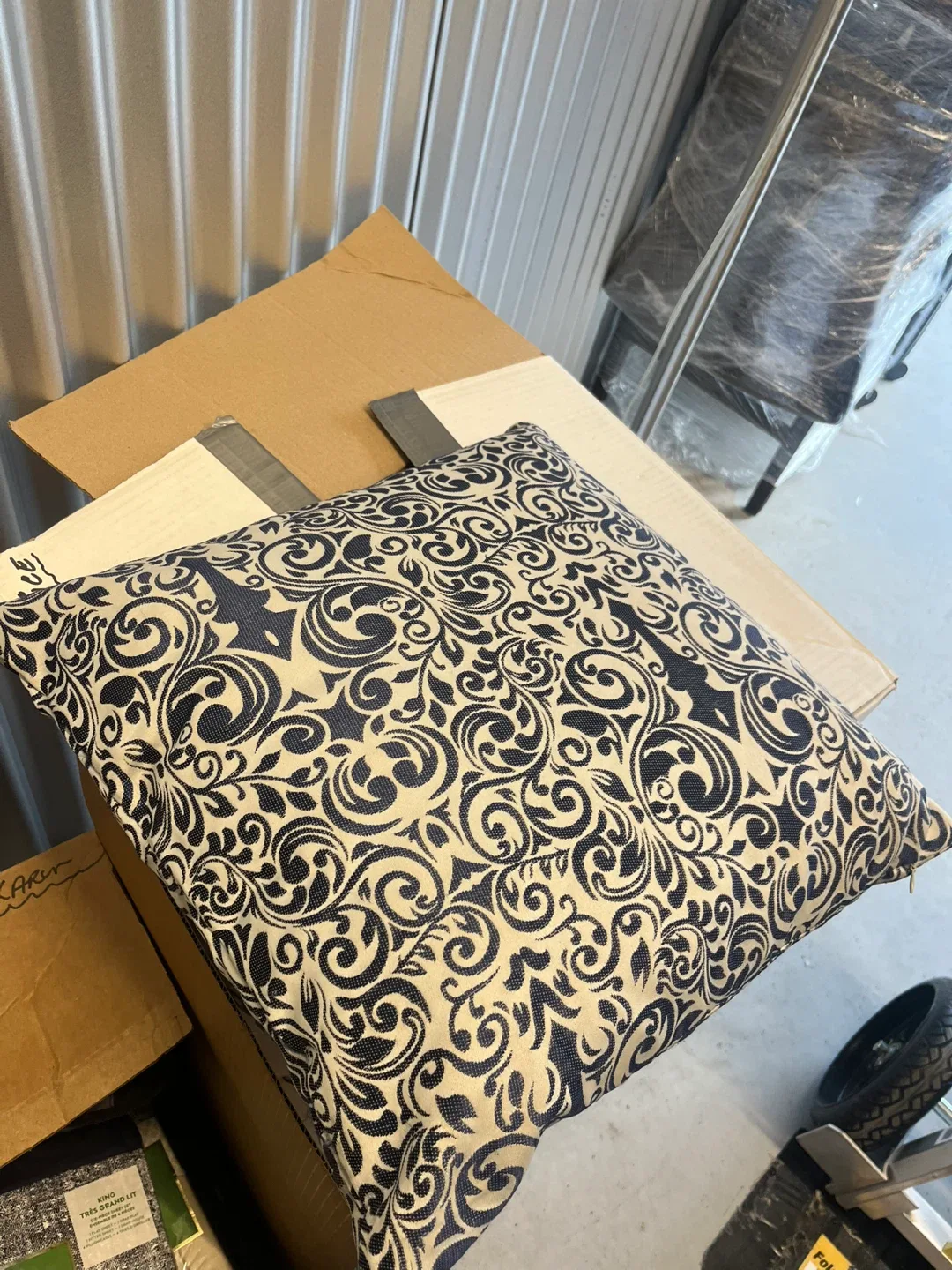 Decorative Throw Pillows image indicator(2)