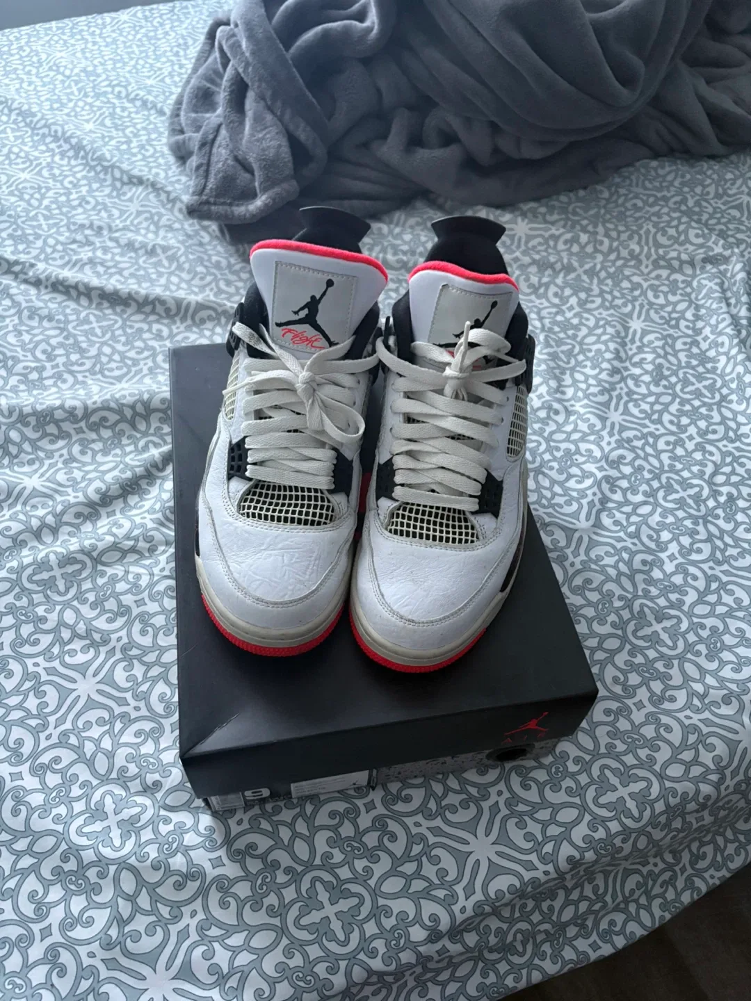 Air Jordan 4 Retro White/Black/Bright Crimson Size 9 image indicator(3)