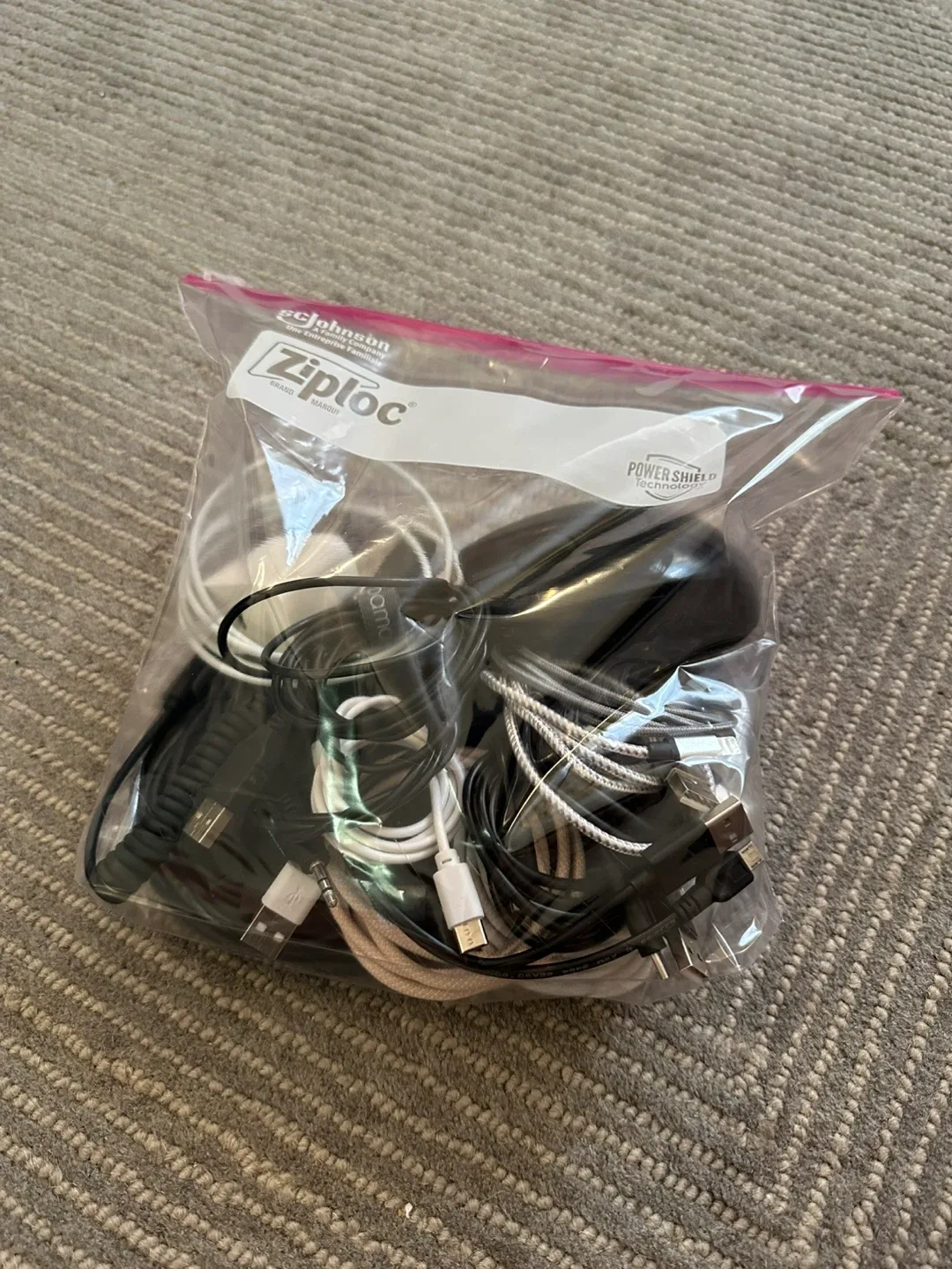 Variety of Cables and Mouse image indicator(8)