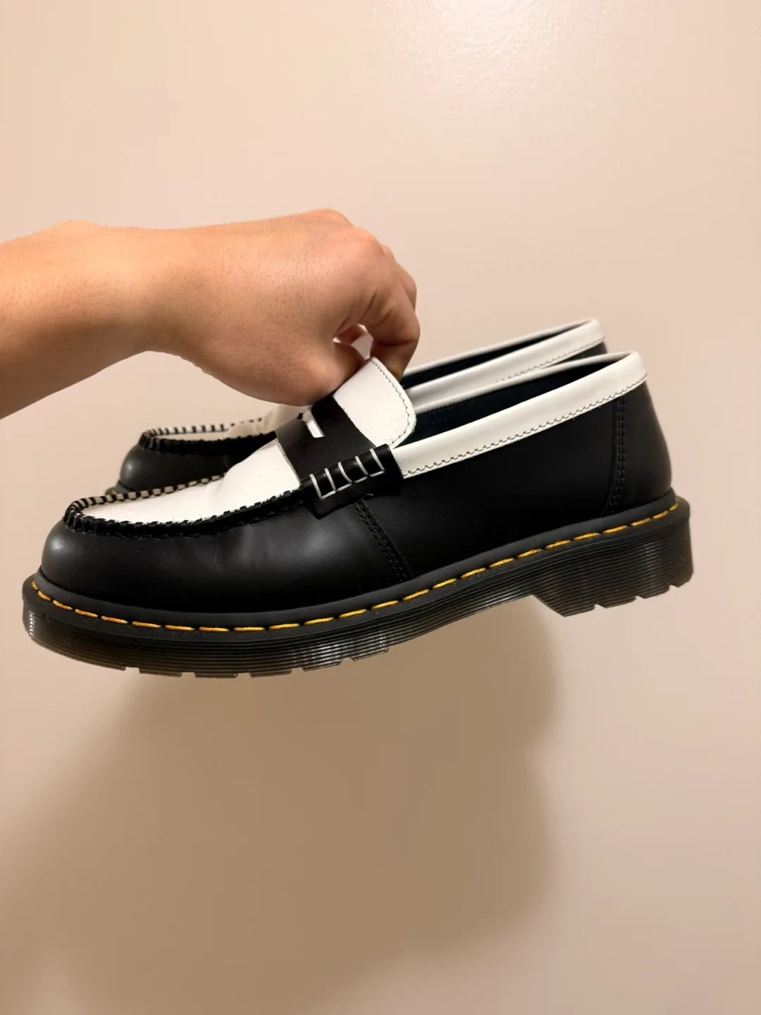 Dr. Martens Adrian Loafers Black/White (US9) image indicator(3)