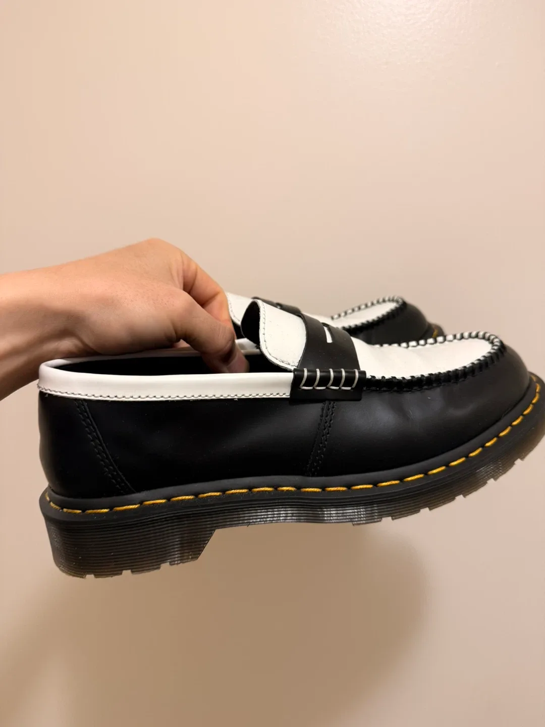 Dr. Martens Adrian Loafers Black/White (US9) image indicator(2)