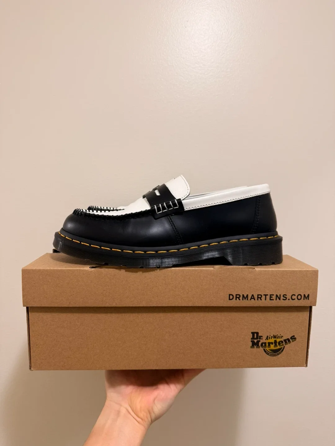 Dr. Martens Adrian Loafers Black/White (US9) image indicator(7)