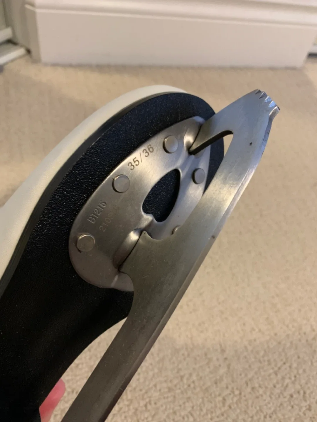 White Ice Skates - Size 35/36 image indicator(3)