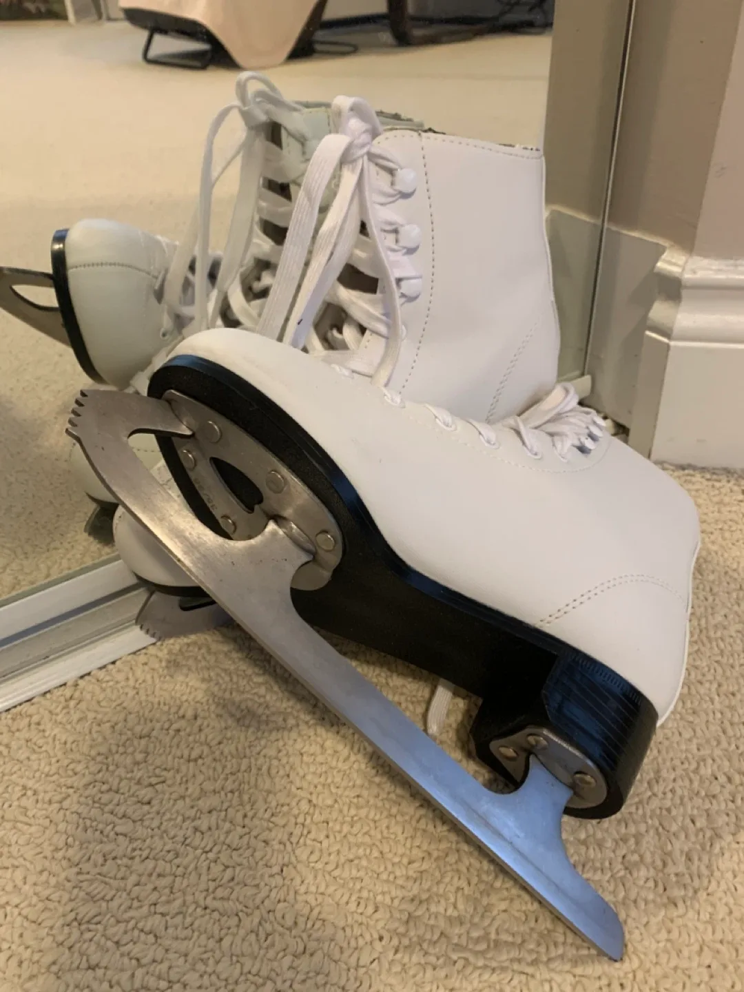 White Ice Skates - Size 35/36 image indicator(2)