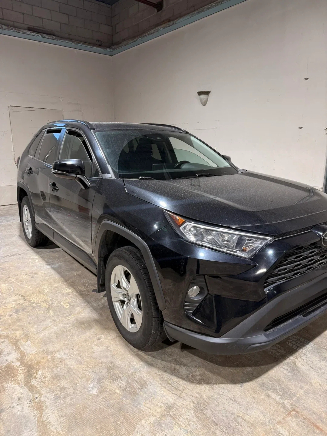 Toyota RAV4 XLE AWD - Gray image indicator(3)