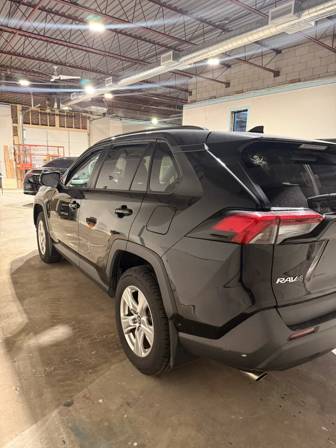 Toyota RAV4 XLE AWD - Gray image indicator(2)