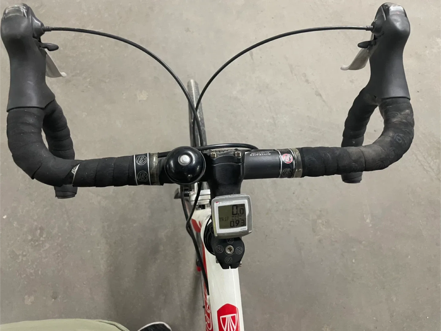 Trek Road Bike - Red & White image indicator(5)