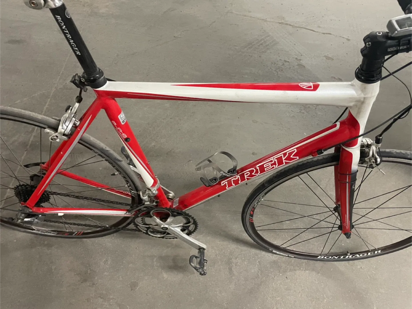 Trek Road Bike - Red & White image indicator(6)
