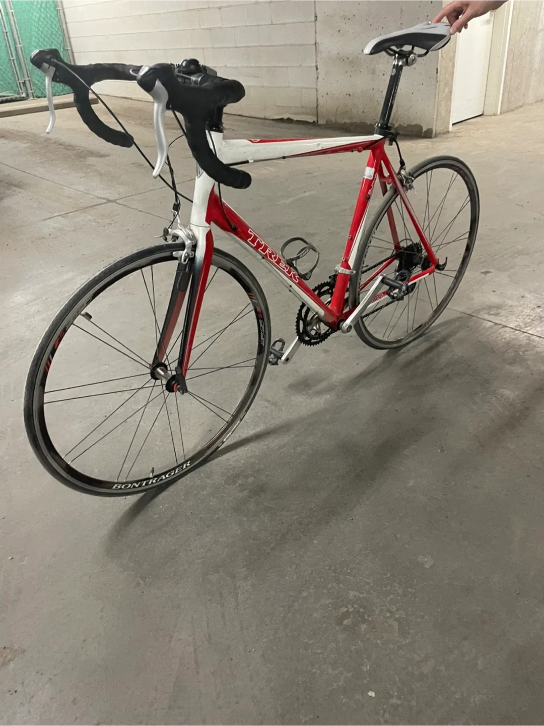 Trek Road Bike - Red & White image indicator(4)